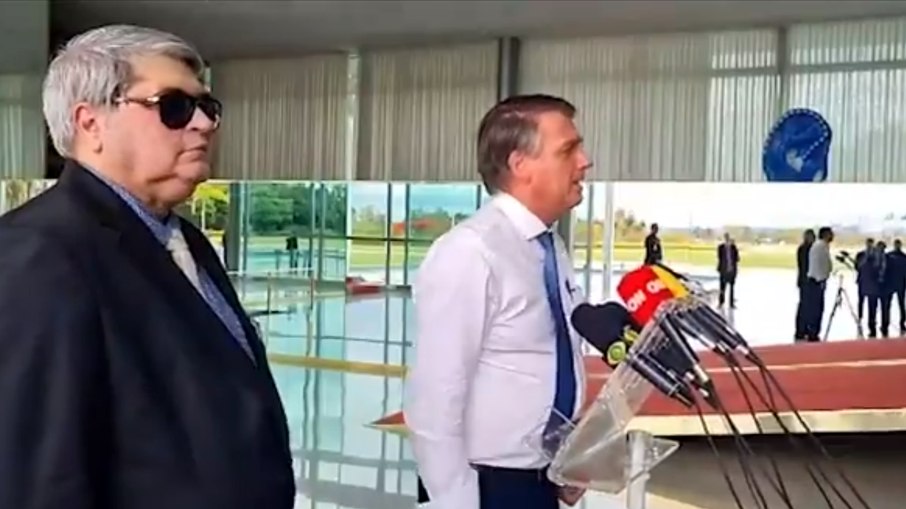 Jair Bolsonaro durante coletiva de imprensa ao lado de Datena