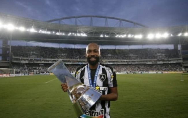 De saída para o Cruzeiro, Chay se despede dos companheiros no Botafogo