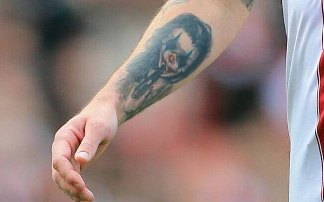 Zagueiro irlandês Damien Delaney tem tatuado um palhaço bizarro com uma arma na boca. Teve gente que não gostou