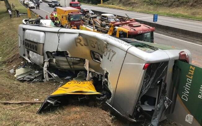 Acidente com ônibus deixou mortos e feridos na rodovia Via Dutra, que liga São Paulo ao Rio de Janeiro