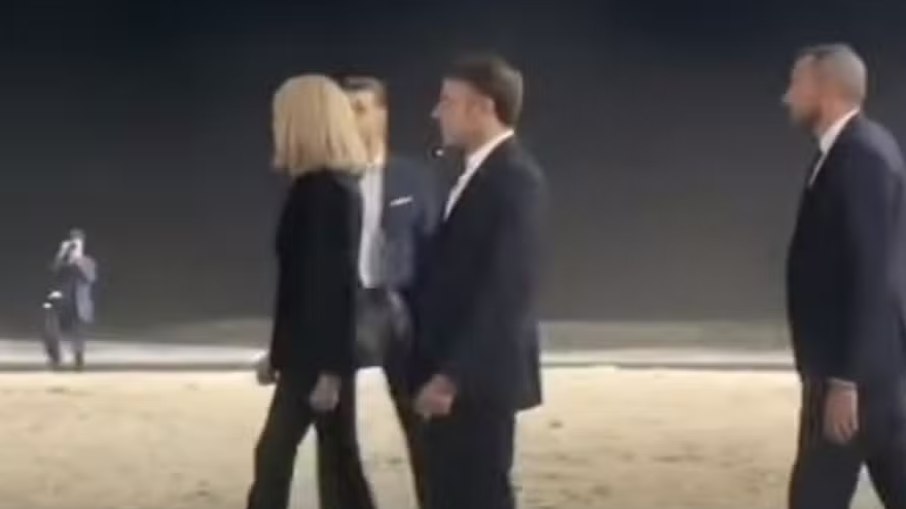 Macron caminhou pela orla vestindo terno e gravata; esposa o acompanhou no passeio