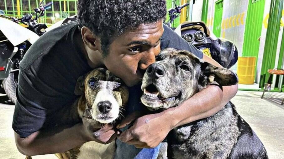 Choco ficou conhecido após ato de amor pelos dois cachorros
