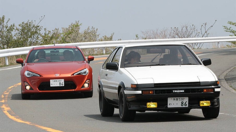 Toyota AE-86 (frente) serviu de inspiração para a criação do Toyota GT-86, 29 anos após o modelo original.