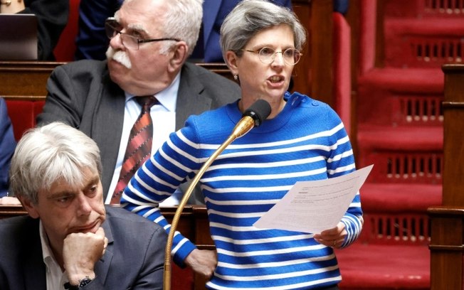 A deputada francesa do partido Europe-Ecologie-Les Verts Sandrine Rousseau durante uma sessão na Assembleia Nacional, em Paris, no dia 7 de maio de 2024