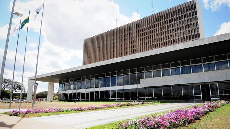 GDF aciona Justiça para encerrar greve dos professores e cita prejuízo aos alunos