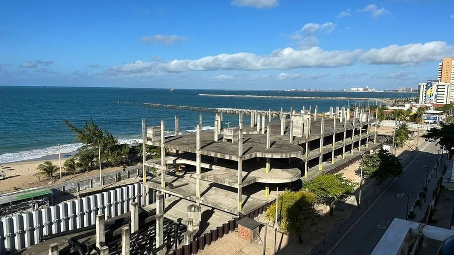 Esqueleto do Acquario do Ceará, que está com as obras paradas desde 2017