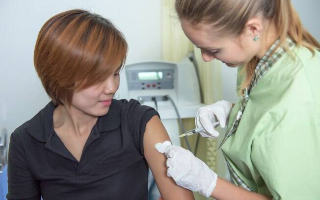 De acordo com o Calendário Vacinal da SBI, há no Brasil 12 vacinas disponíveis para proteger pessoas acima de 18 anos