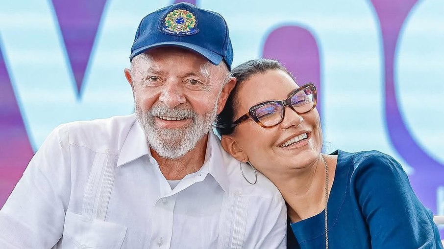 Presidentedama Lula ao lado da primeira-dama Janja.
