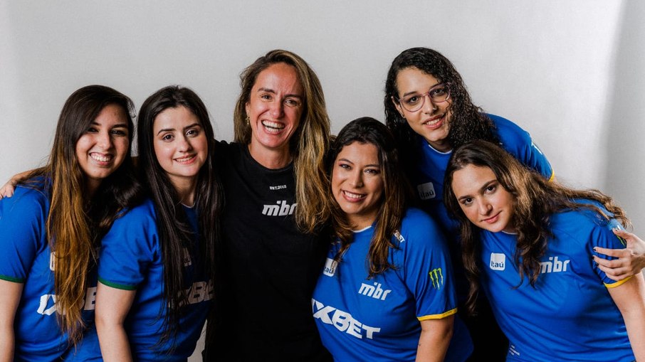 Roberta Coelho e o time feminino de CS:GO do MIBR