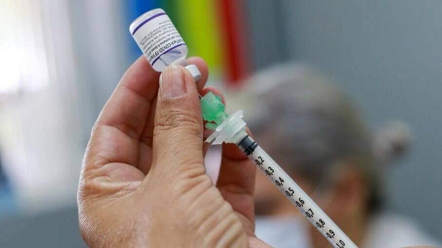Ômicron escapa às vacinas e não causa casos graves, diz análise