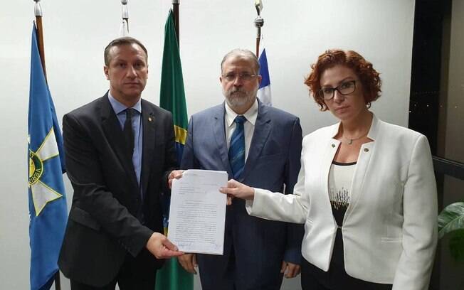 Deputados Sanderson (PSL-RS) e Carla Zambelli (PSL-SP) com o pedido de prisão preventiva de Lula em mãos, entregando a Augusto Aras. 