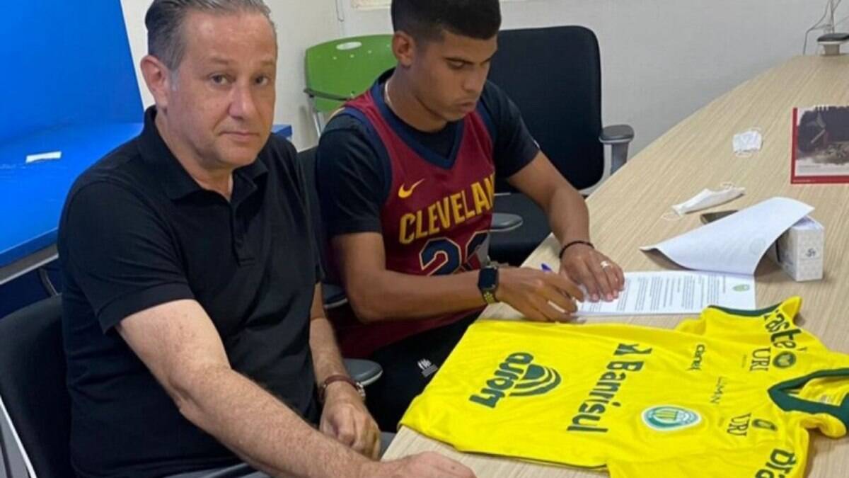 Cesinha assina com o Ypiranga e sonha alto: 'Venho para ajudar o time a lutar pelo título do Gauchão'