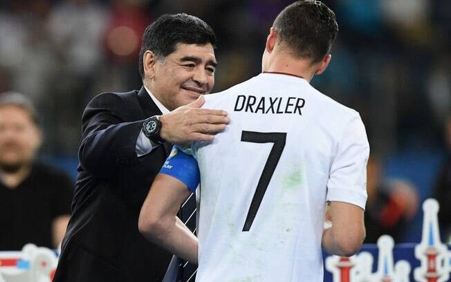 Maradona entrega medalha para Draxler, da Alemanha, após a final da Copa das Confederações
