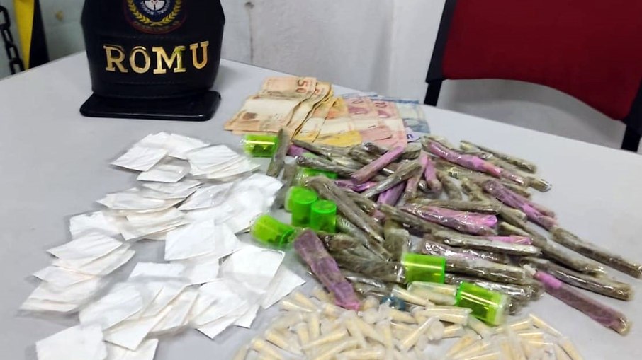Foram encontrados 108 embalagens contendo crack, 65 com cocaína e 71 com maconha, além de 271 reais em dinheiro. Foram encontrados 108 embalagens contendo crack, 65 com cocaína e 71 com maconha, além de 271 reais em dinheiro.