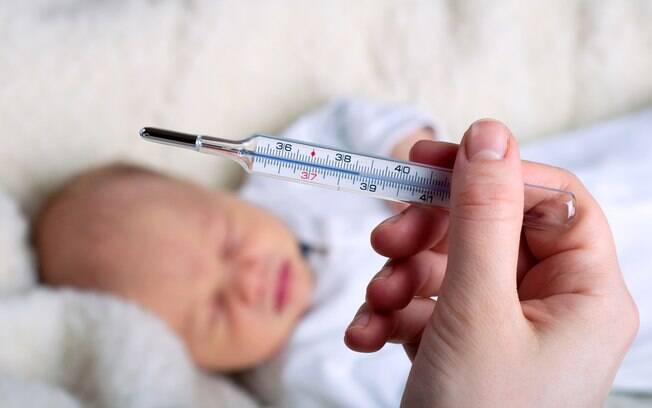 Um bebê com febre é motivo de levar ao pronto-socorro? Segundo médicos, se o sintoma persistir por mais de 24h, sim