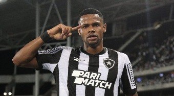 Júnior Santos comemora marca histórica e se declara ao Botafogo