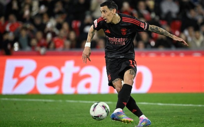 O argentino Ángel di María, do Benfica, cobra um pênalti durante jogo do Campeonato Português contra o Gil Vicente, em Barcelos, no dia 28 de março de 2025 O argentino Ángel di María, do Benfica, cobra um pênalti durante jogo do Campeonato Português contra o Gil Vicente, em Barcelos, no dia 28 de março de 2025