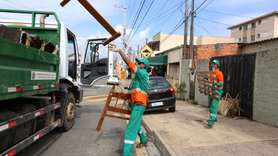 Caminhão cata-treco passará para recolher resíduos e materiais inservíveis na região