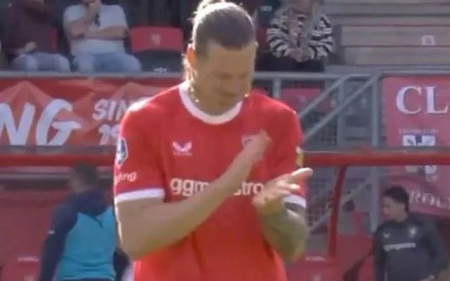 Weghorst, do Twente, tem ritual pré-jogo que chama a atenção 