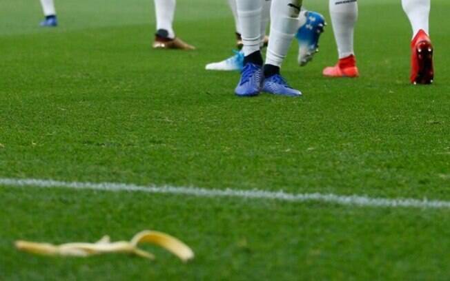 Aubameyang marcou de pênalti para o Arsenal e torcedor rival atirou casca de banana no gramado