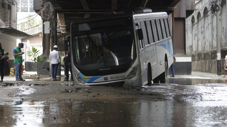 Veículo afunda em buraco formado por vazamento na Rua Figueira de Melo. Veículo afunda em buraco formado por vazamento na Rua Figueira de Melo.