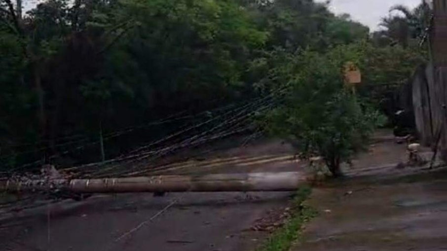 Após forte temporal, poste cai no meio da rua, na Vila Brandina, em Campinas.