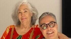 Flávio Silvino celebra aniversário em casa com a mãe