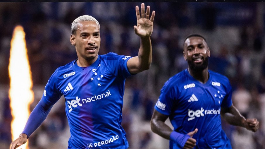 Matheus Pereira e Gerson em ação pelo Cruzeiro