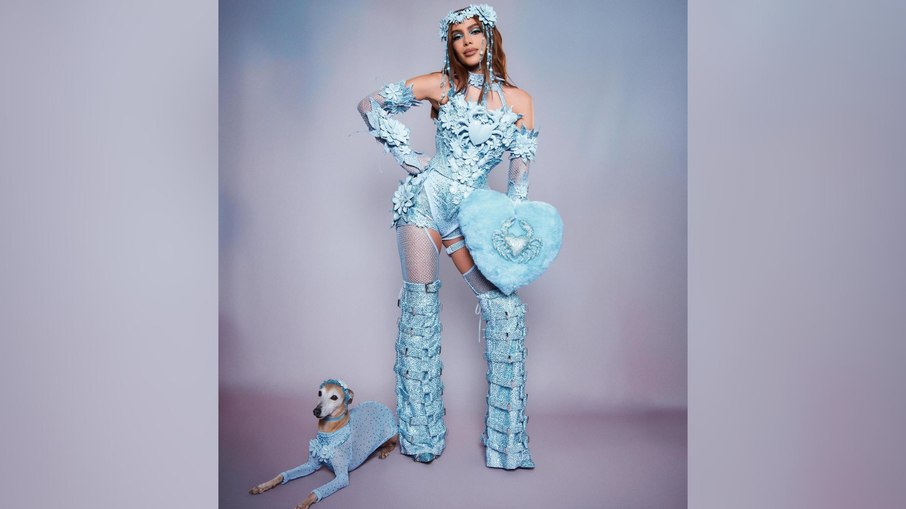 Anitta Homenageia o Signo de Câncer com Visual Temático em Show no Rio