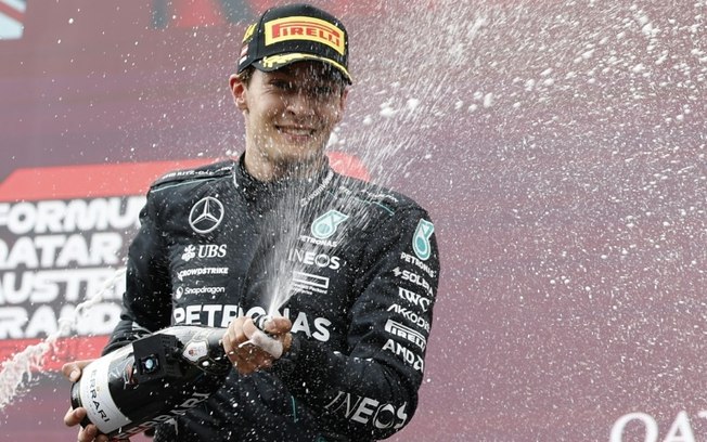 George Russell comemora sua vitória no Grande Prêmio da Áustria de Fórmula 1 na cerimônia do pódio no circuito de Spielberg (Áustria), 30 de junho de 2024