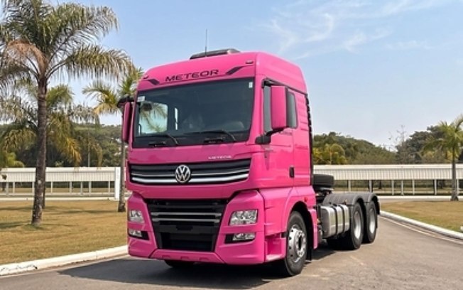 Outubro Rosa inspira criação de nova cor na Volkswagen Caminhões e Ônibus