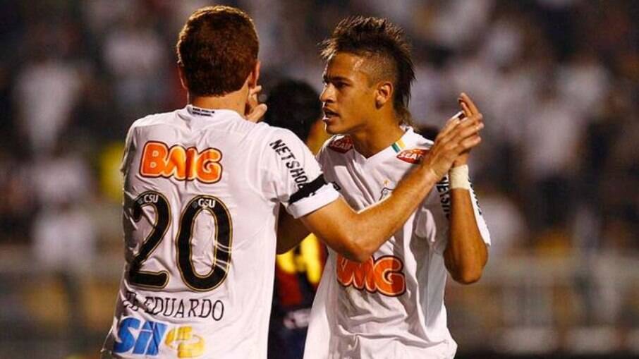 Zé Love e Neymar conquistaram a Libertadores em 2011 pelo Santos