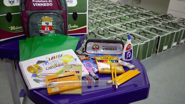 Vinhedo inicia entrega de kits escolares na rede municipal