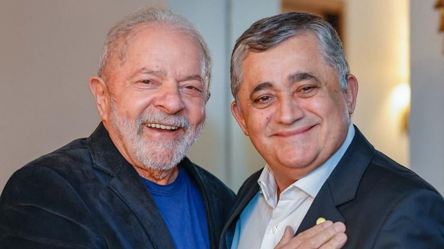 Líder do governo ao lado de Lula