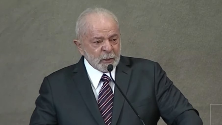 Lula se emociona em cerimônia de diplomação