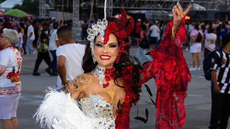 Durante ensaio, Milene Gonzalez transforma figurino em narrativa
