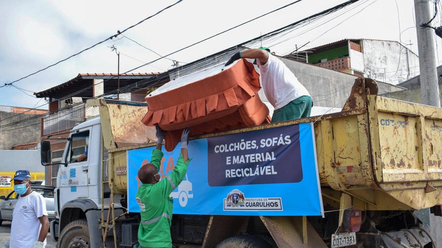 A operação não recolhe entulho, lixo doméstico e animais mortos. A operação não recolhe entulho, lixo doméstico e animais mortos.