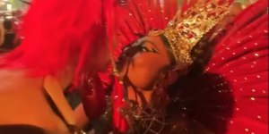Sabrina Sato beija Juliana Paes no meio da Sapucaí