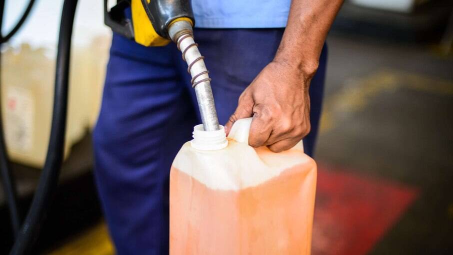 Gasolina e diesel estão mais caros do que antes do congelamento do ICMS