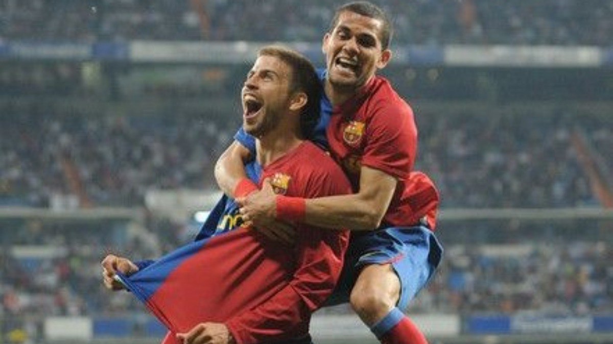 Daniel Alves e Piqué jogaram juntos no Barcelona entre 2008 e 2016