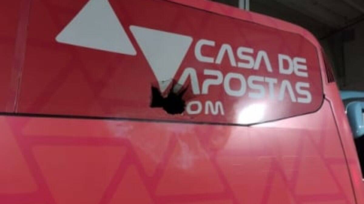 Câmera de segurança mostra momento do ataque ao ônibus do Bahia