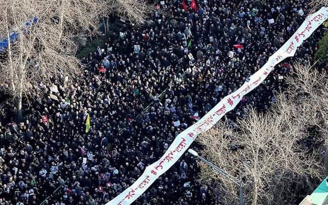 Milhares de pessoas acompanham o cortejo fúnebre do general iraniano