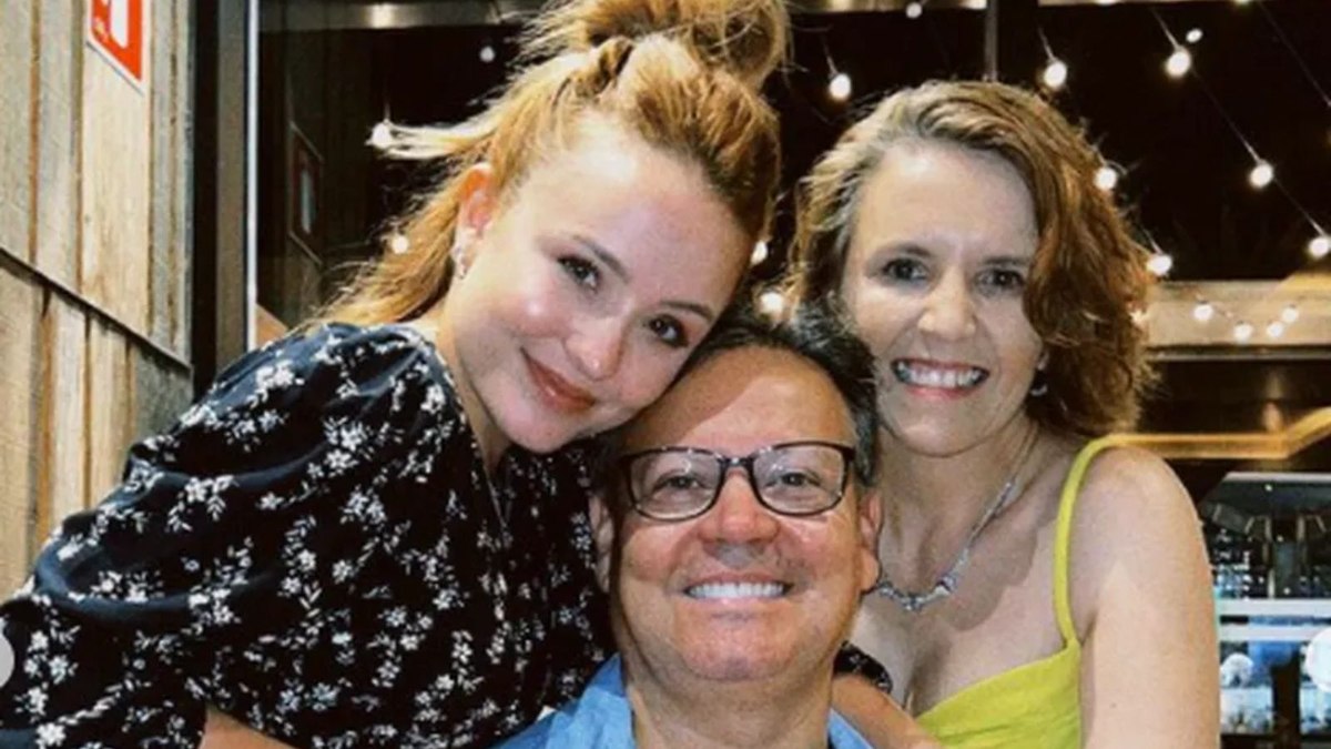 Larissa Manoela vive polêmica com os pais, Silvana Taques e Gilberto Elias Santos