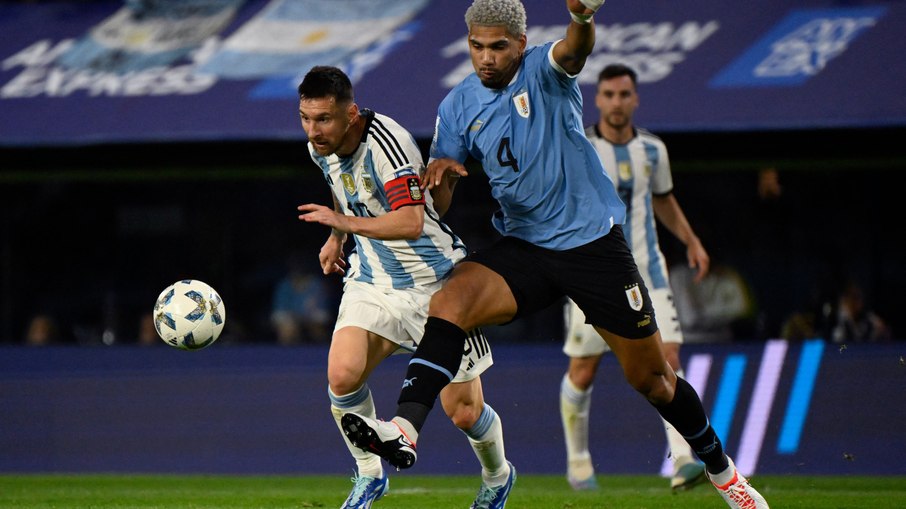 Messi e Araujo foram personagens importantes na partida