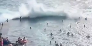 Onda gigante invade piscina natural em praia e deixa 4 mortos