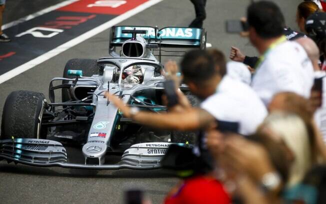 Lewis Hamilton recebe carinho dos fãs da Fórmula 1