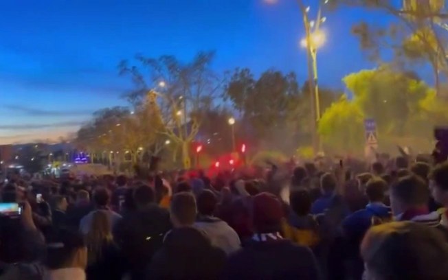 Torcida do Barcelona verbaliza desejo de morte de Vini Jr a caminho de Montjuïc