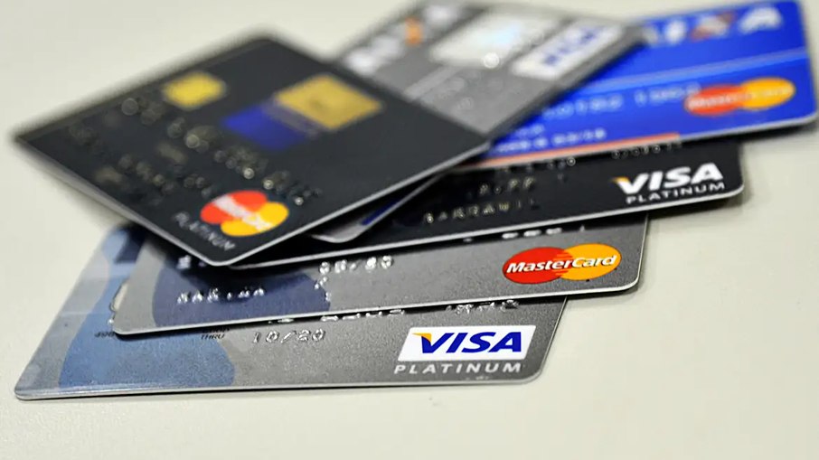 Cartão de crédito: juros recuam pelo 2º mês e atingem 412,5% ao ano em fevereiro 