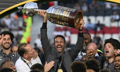 Bota supera expulsão, vence Atlético-MG e é campeão da Libertadores