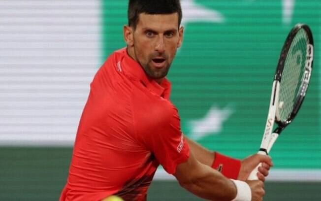 Djokovic domina Nishioka e estreia com pneu em Roland Garros